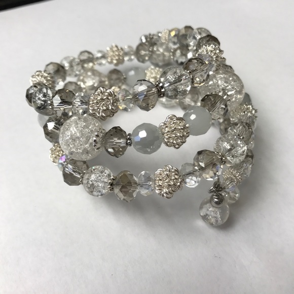 Jewelry - White & silver plated bracelet